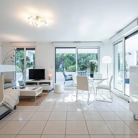 Beautiful And Spacious 2 Bed With Pool *