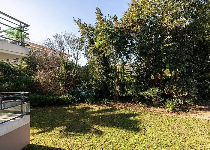 Beautiful And Spacious 2 Bed With Pool 昂蒂布