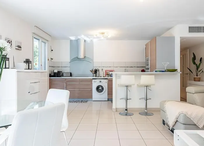 Beautiful And Spacious 2 Bed With Pool 公寓