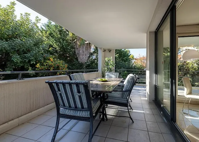 Beautiful And Spacious 2 Bed With Pool