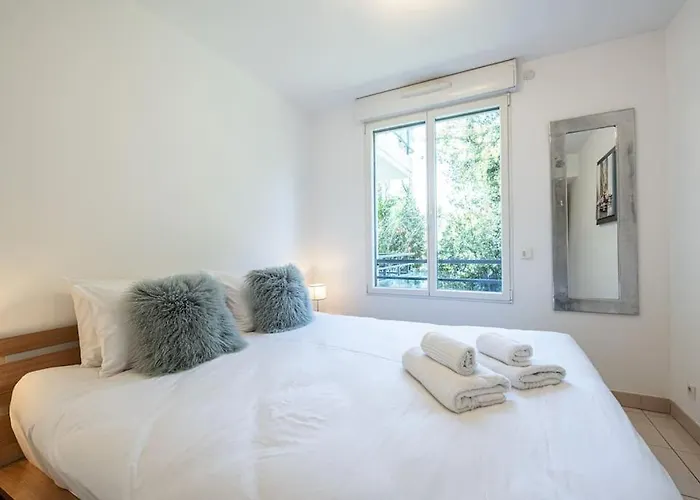 Beautiful And Spacious 2 Bed With Pool * 昂蒂布