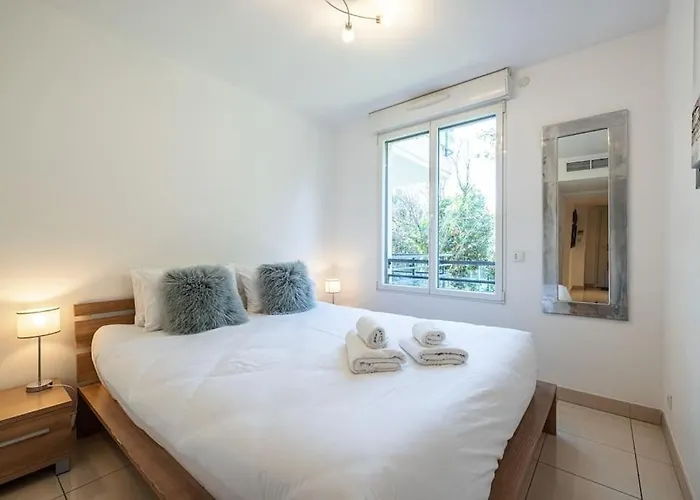 Beautiful And Spacious 2 Bed With Pool Apartment *