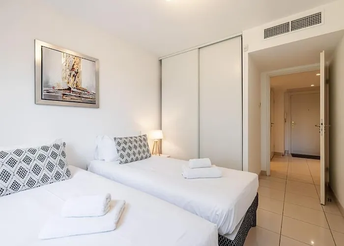 Apartment Beautiful And Spacious 2 Bed With Pool