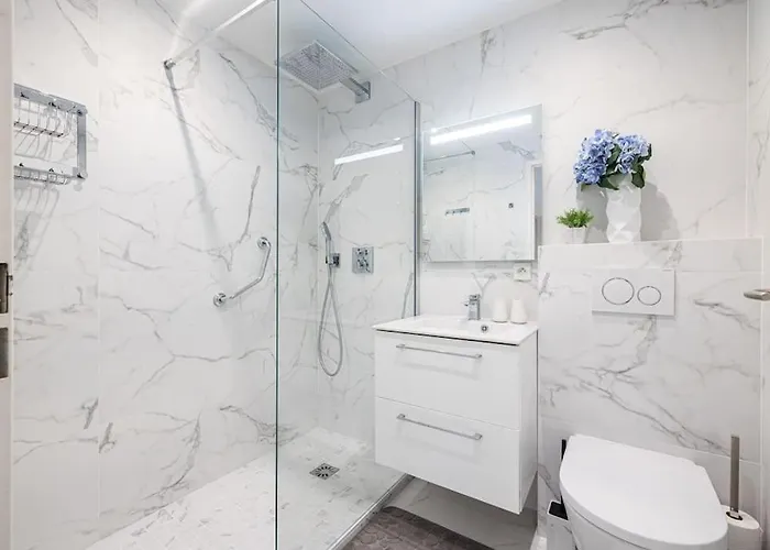 Apartment Beautiful And Spacious 2 Bed With Pool *