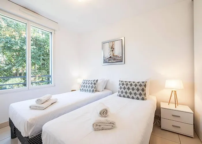 Apartment Beautiful And Spacious 2 Bed With Pool