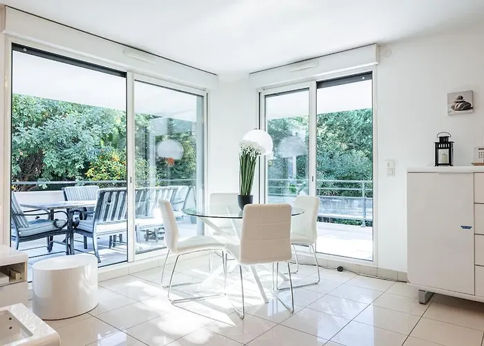 Apartment Beautiful And Spacious 2 Bed With Pool *