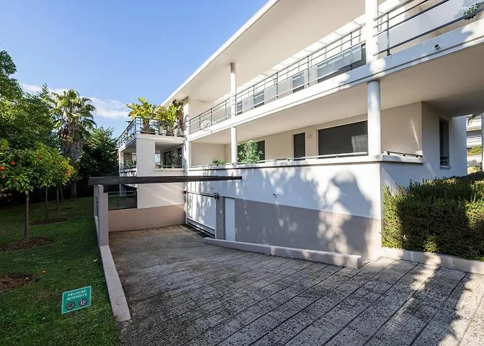 Beautiful And Spacious 2 Bed With Pool 昂蒂布