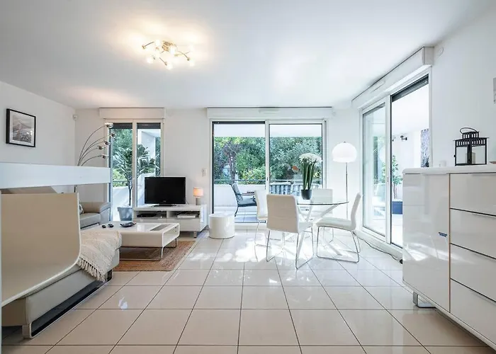 Beautiful And Spacious 2 Bed With Pool *