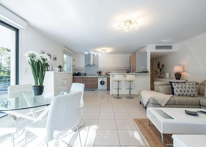 Beautiful And Spacious 2 Bed With Pool * 昂蒂布