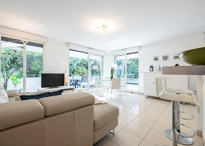 Beautiful And Spacious 2 Bed With Pool Antibes