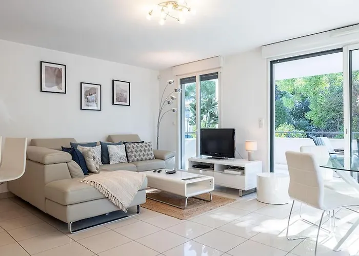 Beautiful And Spacious 2 Bed With Pool Apartment Antibes
