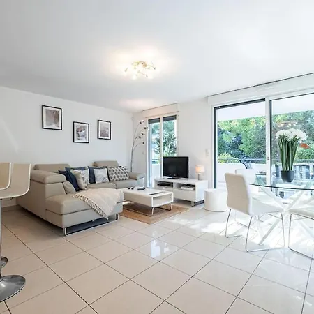 Beautiful And Spacious 2 Bed With Pool 아파트 *