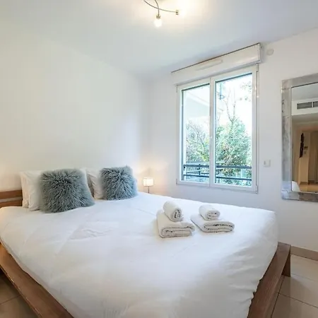 Beautiful And Spacious 2 Bed With Pool 아파트 *