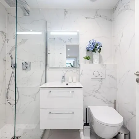 Beautiful And Spacious 2 Bed With Pool Apartment *