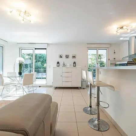 Lägenhet Beautiful And Spacious 2 Bed With Pool