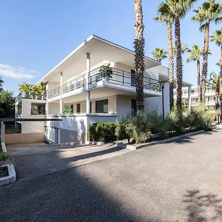 Beautiful And Spacious 2 Bed With Pool 아파트 *