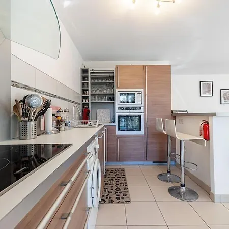 Beautiful And Spacious 2 Bed With Pool Apartment