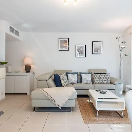 Apartment Beautiful And Spacious 2 Bed With Pool *