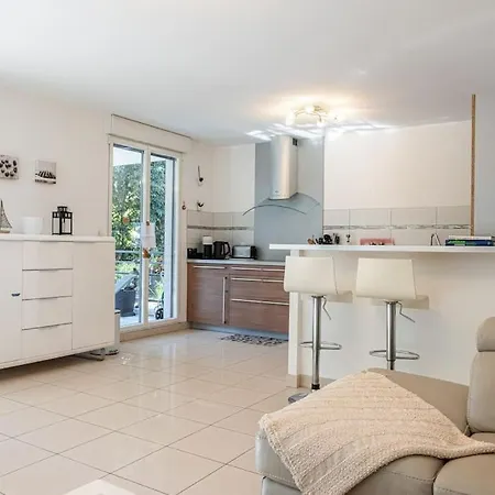Beautiful And Spacious 2 Bed With Pool *