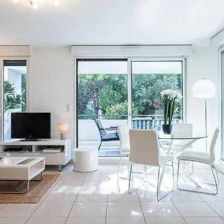 Beautiful And Spacious 2 Bed With Pool Lägenhet *