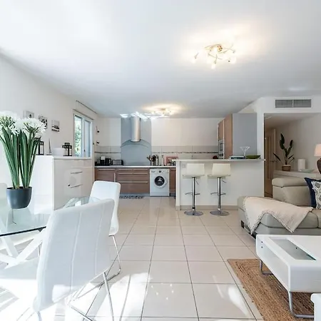 Beautiful And Spacious 2 Bed With Pool * 앙티브