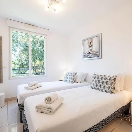 Beautiful And Spacious 2 Bed With Pool Apartment