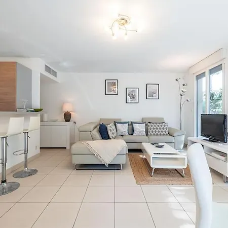 Apartment Beautiful And Spacious 2 Bed With Pool Antibes