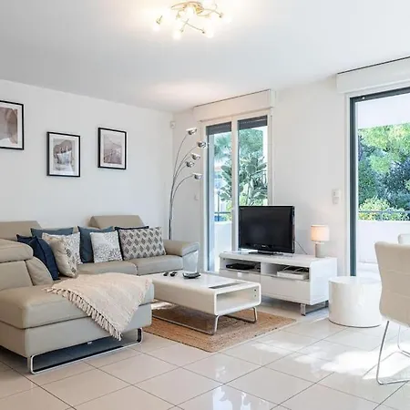 Beautiful And Spacious 2 Bed With Pool Apartment Antibes