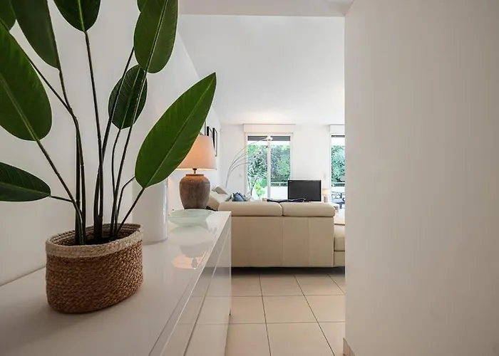 Beautiful And Spacious 2 Bed With Pool Lejlighed