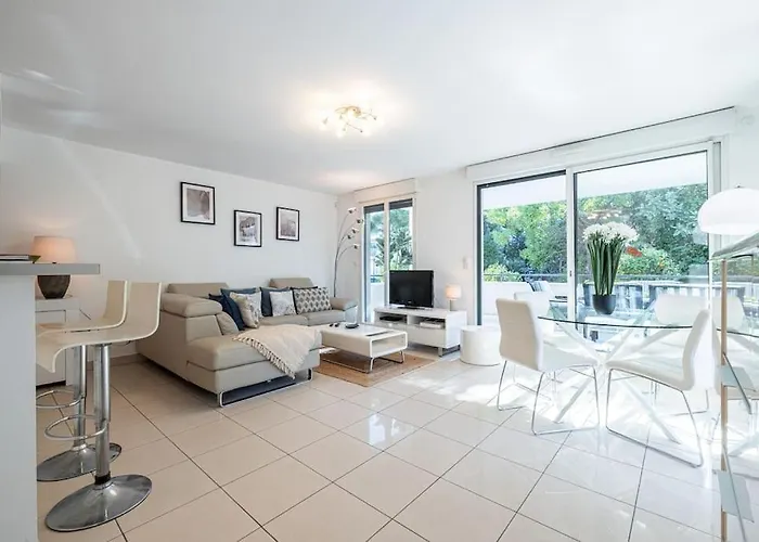 Beautiful And Spacious 2 Bed With Pool Lejlighed *