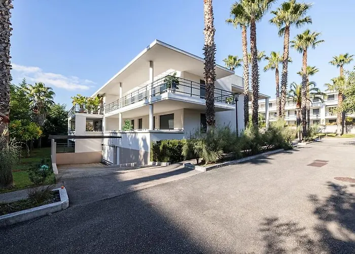 Beautiful And Spacious 2 Bed With Pool Lejlighed *