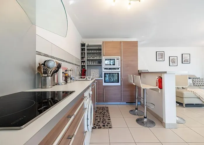 Beautiful And Spacious 2 Bed With Pool Lejlighed