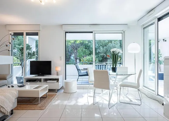 Beautiful And Spacious 2 Bed With Pool Lejlighed *