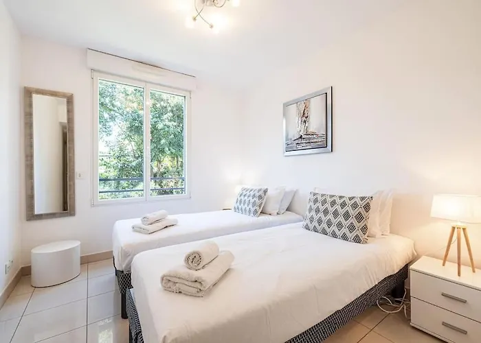 Beautiful And Spacious 2 Bed With Pool Lejlighed